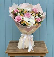 Букет цветов из:  Гвоздики, Орхидеи и Розы в Демино