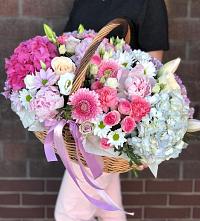 Цветочная композиция из Розы, Хризантемы, Пионы и Лизиантусы в корзине в Демино