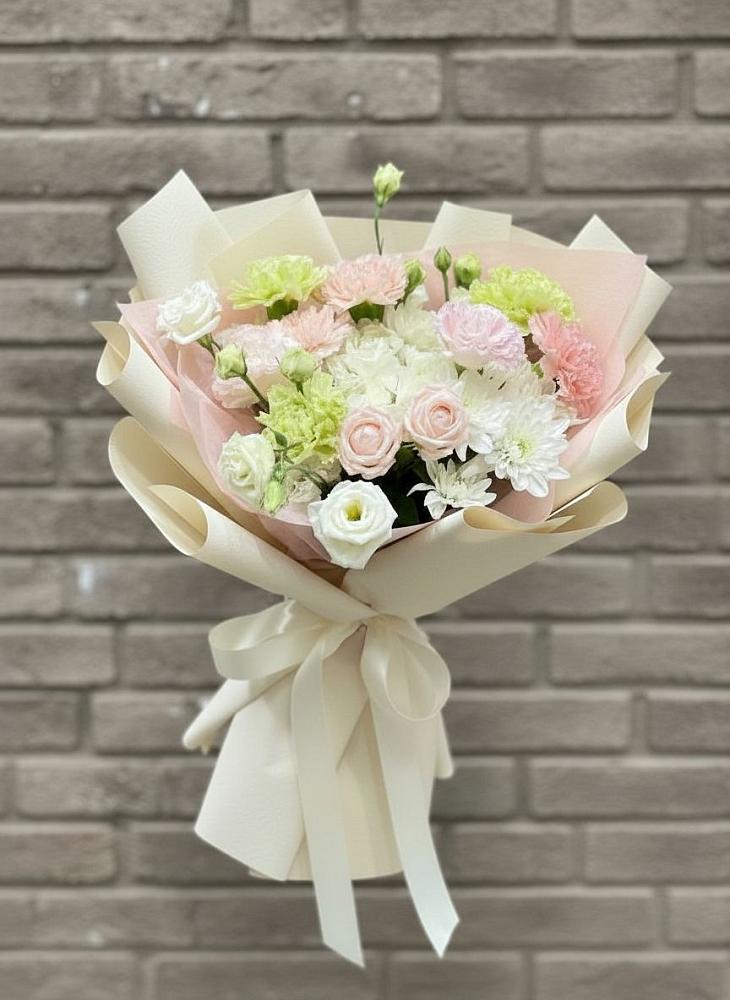 Букет цветов из: Гвоздики, Розы, Лизиантусы и Хризантемы в Демино