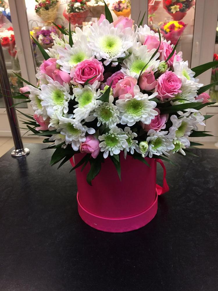 Цветочная композиция из Розы и Хризантемы в шляпной коробке в Демино