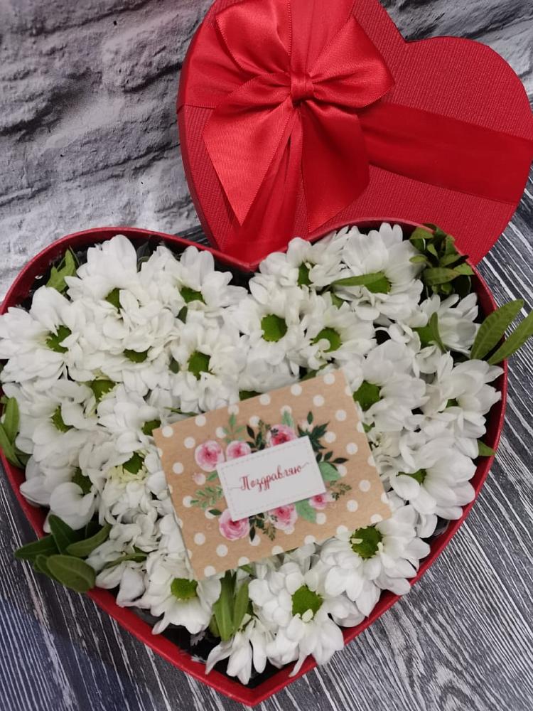 Цветочная композиция из Хризантемы в виде сердца в Демино