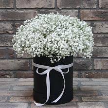Цветочная композиция из Гипсофила в шляпной коробке в Демино