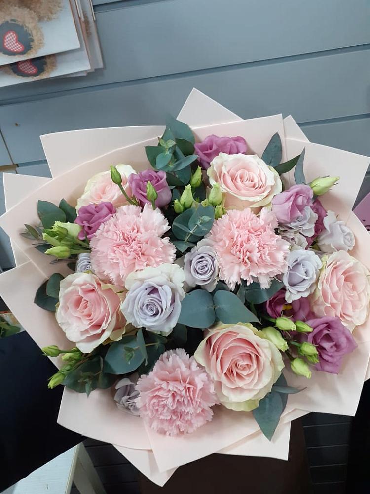 Букет цветов из: Розы, Гвоздики и Лизиантусы в Демино