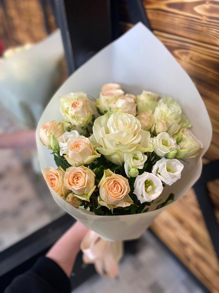 Букет цветов из: Розы и Лизиантусы в Демино